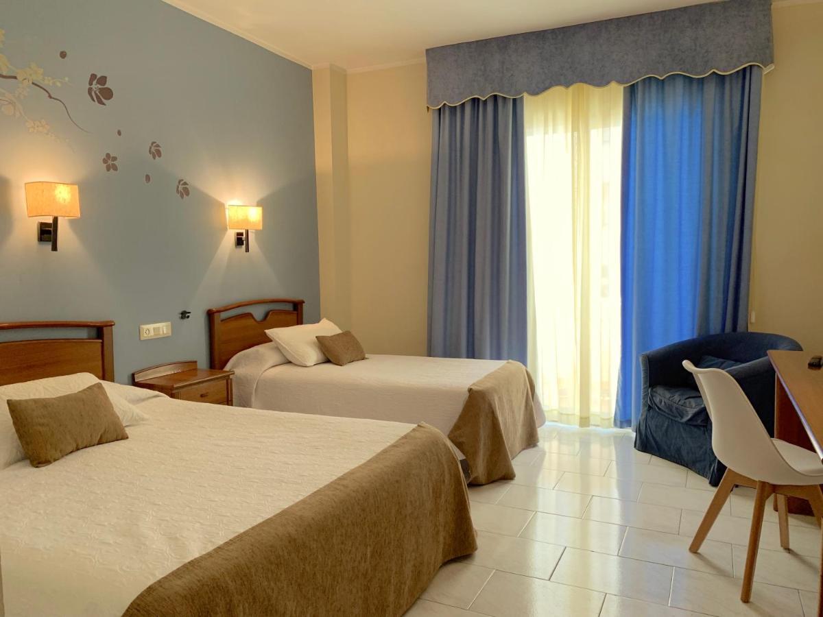 Hotel Restaurant Llansola Sant Carles De La Rapita Luaran gambar